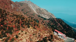 What is red, yellow, and orange all over? 📍 Unzen Nita Pass (雲仙仁田峠)🍁 The first national park in Japan, the Unzen Nita Pass holds unique and beautiful wonders to be enjoyed for every season. In the spring the mountain is flushed with the colors of blooming azaleas called “tsutsuji.” In the summer there are endless flowing grasses; in the fall, its spectacular foliage; and in the winters, dazzling hoarfrosts. Since it’s November, of particular interest today is the foliage here. With landscapes 