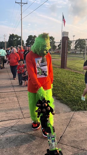 Mr Grouchy (@officialmrgrouchy)’s videos with Let's Groove - Earth, Wind & Fire