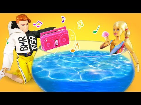 Festa na piscina das bonecas Barbie! Vídeo infantil de menina com bonecos em português