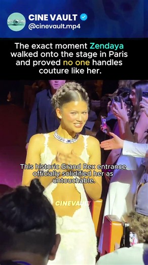 Zendaya’s legendary stage entrance in Paris! 📉😱 | #Shorts