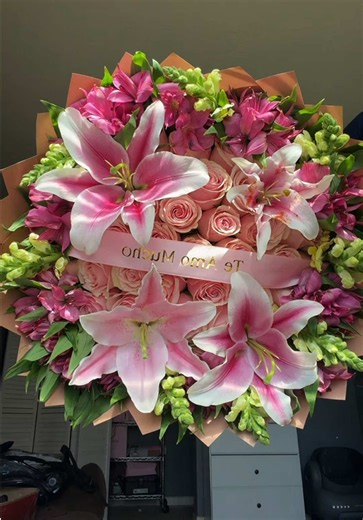 In love with every piece of this bouquet 🌷✨🌸 IG: mybouquetsbybri_ #houstonflorist #lilybouquet #lilies #ramo #flowers