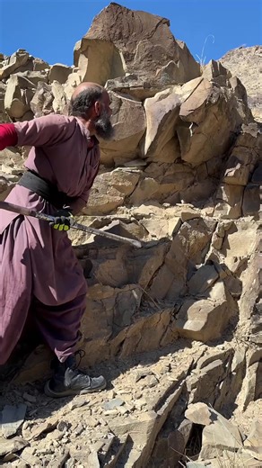 How hard mountain stone mining is done without machines or modern tools ⚒️ #stonemining #manualwork #hardwork #foryoupage❤️❤️ #mininglife