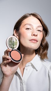 ¿Has probado el “blonzing”? ✨ Descúbrelo con IMPECCABILE MAXI BLUSH 08 HENNÉ: define los rasgos como un bronceador e ilumina como un colorete. ¿Te apuntas al “blonzing”? Hazte con el tuyo en collistar.es | Collistar