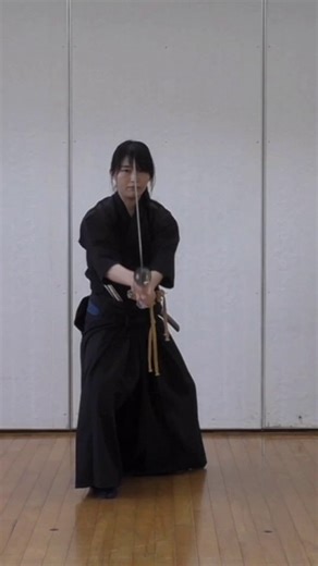 最近、アニメの地獄楽や戦隊シリーズでも使われていたそうで、話題になった天心流兵法 転柄血振い（てんかちぶるい）。一般に血振り（ちぶり）と呼ばれ、納刀前に血を払う所作です。ただ血を払い落とすだけでなく、手の内の稽古の意味も含まれます。またこれだけで血を払うのは十分ではなく、本式にはこの後にさらに布や革、紙などで拭います。しかしこの血振い（ちぶるい）はちらかというと血穢（けつえ）を払う意味が強いといえます。何か手に触れたら、手を払いたくなります。犬猫もいやな感触を得ると手足震わせて払おうとしますから、根源的にはとても本能的な振る舞いに起因すると思われます。