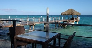 Boat Pontoon Restaurant Access: Stockvideos & Filmmaterial (100 % lizenzfrei) 1015681459 | Shutterstock