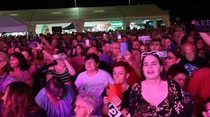 2K views · 53 reactions | ❤️Szeretni valakit valamiért... A konfetticunami előtt ezt is eljátszotta a Republic Fotókon a koncert legjobb pillanataihttps://buff.ly/3TdcdCO | Kemma.hu | Facebook
