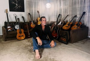 STONE TEMPLE PILOTS Bassist ROBERT DELEO Announces Debut Solo Album, 'Lessons Learned'