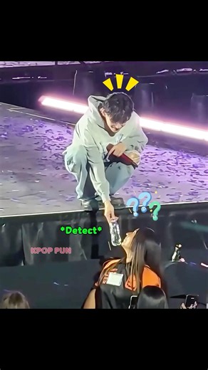 The Moment Taehyung Gave Water To A Female Staff Member 😍 He's So Kind 🥰 #shorts #bts #taehyung
