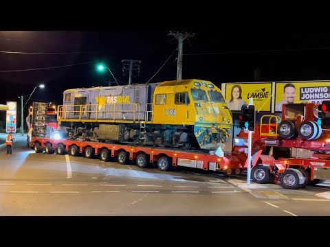 Gradco heavy haulage move moving ex TasRail locomotive 2138 (MKA8/ZC31)