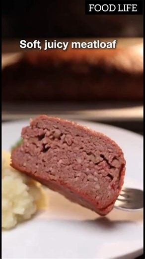 Western Ranch Meat Loaf Ingredients 2 pound ground beef 2 eggs 1 medium onion 3/4 cup diced celery 3 cup soft breadcrumbs 1/4 cup lard 1/2 cup water 1/4 cup diced green pepper 1/2 cup tomato juice 1 tablespoon salt 2 tablespoon melted butter Directions 1. Chop onion. 2. Brown onion and celery in lard. 3. Combine with green pepper, salt, eggs, bread crumbs and water to makc a dressing. 4. Add half of the dressing (1 1/2 cups) to the meat, mixing well. 5. Pat out half the meat mixture in a two-qua