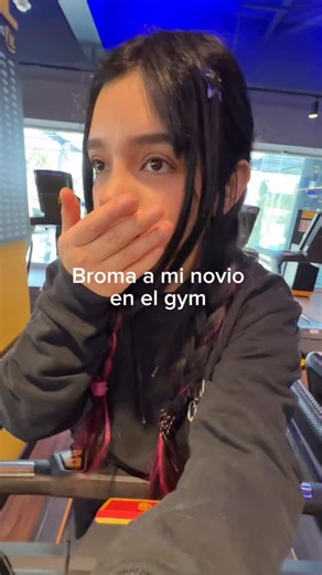 Any Cemar on Instagram: "Broma a mi novio en el gym, denme ideas para molestar a mi novio ✨#novios #bromas #parejas #humor #comedia"