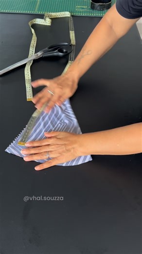 Vestido 👗 Wrapped blouse pattern detail ✂️ 3 cm diagonal pleats create a graceful and luxurious silhouette. Simple yet exclusive ✨ Blusa 👚 fácil #fashion #sewing #costura #vestido #dress | Val Souza Costura e Customiza