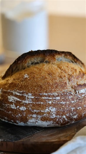 Dieses Sauerteig-Brot backe ich jede Woche mit meinem eigenen Sauerteig 🥰 Wer soll dieses Brot mal für euch backen? 🍞 Zutaten: • 400 g Weizenmehl Type 550 • 100 g aktiver Roggensauerteig • 280 g Wasser • 10 g Salz Zubereitung: Für den Vorteig die Hälfte des Wassers mit dem Sauerteig in einer Schüssel verrühren. Zusätzlich ca. 4 EL Mehl unterrühren, abdecken und 10 Minuten ruhen lassen. Anschließend das restliche Wasser und Mehl zugeben und kurz vermengen, bis kein trockenes Mehl mehr sichtbar 