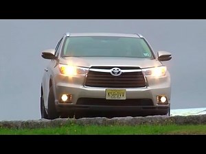 2014 Toyota Highlander - TestDriveNow.com Review by Auto Critic Steve Hammes | TestDriveNow