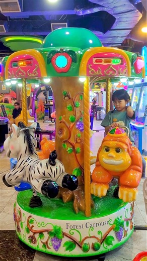 🌈 Lion & Zebra Carousel Spin🦓 Funny Theme Park Moment 😂 #shortsfeed #shorts #trending