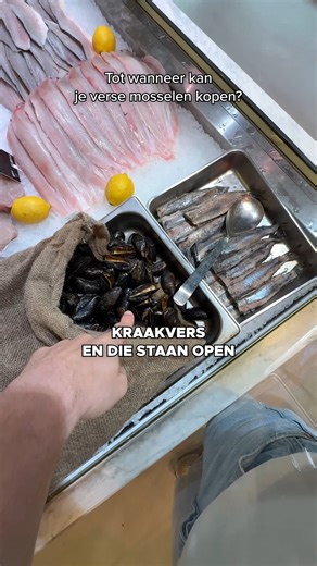 Kraakverse mosselen die nog leven 🦪 Kijk hoe ze langzaam hun schelp sluiten, dat is puur vers! In tegenstelling tot de begaste bakjes uit de winkel, zijn deze mosselen echt alive. Dankzij moderne technieken kunnen we het seizoen nu langer dan vroeger rekken. #TraiteurRoland #VerseMosselen #SeafoodLovers | Atelier Roland