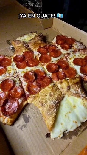 REVIEW | Batman Pizza 🦇🍕🇬🇹 | #guatemala #chapin #foodiegt #batmanpizza #batman #littlecaesars #thebatman #502 #viral #lahartazon #parati