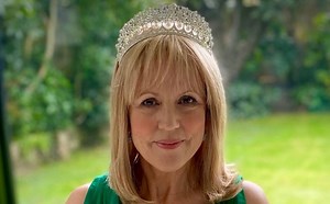 'Seven Sharp' host Hilary Barry looks gorgeous in green for her Formal Friday