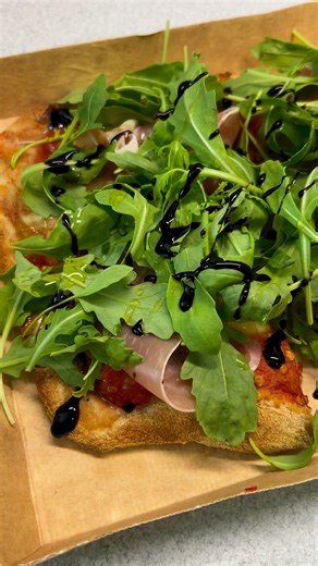 Pinsa. Ami majdnem pizza, majdnem focaccia, de tulajdonképpen egyik sem. Hanem pinsa. Szeretem az olasz ételeket és viszonylag otthonosan mozgok az olasz ételek között, de bevallom, hogy körülbelül egy hónapja hallottam először a pinsa-ról. A Lidl polcán láttam meg. Rögtön vettem is egyet és meg is sütöttem. Sokszor próbálkoztam már késztermékekkel, készételekkel de sokszor csalódtam is bennük. Nos, most ez a tészta nagyon bejött. Kicsit át kell sütni. Feltétekkel vagy anélkül és tényleg nagyon 