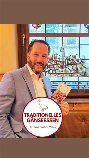 TRADITIONELLES GÄNSEESSEN AM 11. NOVEMBER | Beginn 18:30 Uhr Unser Festmahl am Martinstag: Dampfend und knusprig serviert. Eine knusprige Gans, frisch aus dem Ofenrohr nach Großmutters Rezept.* 😋 Das komplette Menü sehen Sie hier ➡ https://www.neuestor.de/de/gaenseessen €50 pro Person 3-Gang-Menü mit Suppe €60 pro Person 3-Gang-Menü mit Salat €70 pro Person 4-Gang-Menü Gleich reservieren ➡️ 07063 9300-0 | info@neuestor.de Wir freuen uns auf Sie! Informieren Sie uns bitte vorab über Allergene / 