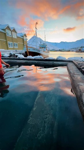 Merry Christmas 🎄It’s raining this year and they’re even talking about heat records… feels wrong. Wishing for snow and a proper winter Christmas ❄️🥹 December is magical!! ✨ but it has its downsides as well, it’s very unpredictable. Sometimes we have snow, incredible clear weather and sunset colours all day long, but sometimes we have gray weather, rain and very little daylight. So it’s a bit of a gamble, but sometimes that pays off and you get the most incredible experience!! Hope you have a M