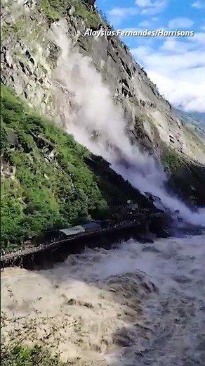 Huge Landslide Forces Crowd to Run For Their Lives in China
