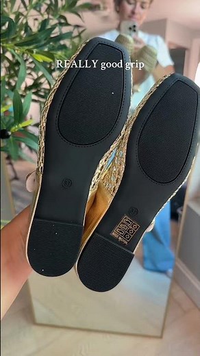 These square toe woven ballet flats are my new go-to 🖤 They’ve got adjustable straps, a little