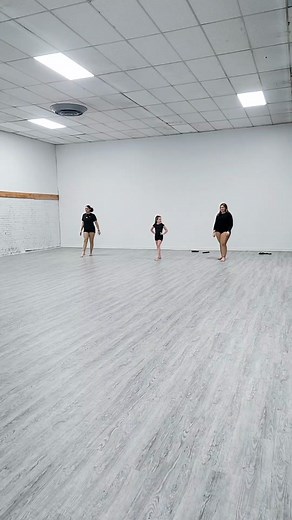 all the pretty girls walk like this ❤️