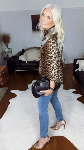 GRWM with a healthy infusion of leopard print 🐆 I can’t remember how long I’ve had this blouse… don’t you love finding something in your wardrobe that you forgot you had! (This happens to me quite a lot, not sure if this is something I should admit to!) 😲🙄😬🥱…but I know you won’t tell anyone 🤫 * Bag @nickys_universal_style Jeans @zara (old) Blouse @zara (old) * * * #leopardprint #skinnyjeans #blackbag #agelessstyle #50andfabulous #over40fashion #mystyle #jeansandanicetop #ootd #grwmoutfit #