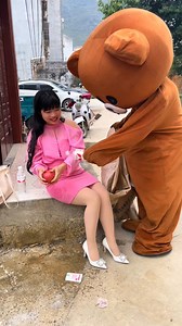 Muddy Bear is lucky again, he went to pick up trash and got a beautiful woman to follow him home...🤣🤣🤣#funnybears #gaulay #gaulaygiban #gaulaythanhgaulieu #gaulaytiktok #gaulaytroll #gaulayyangho #gaulaymatngau #gaulaytrollgaixinh #trendingvideo #trendingtiktok #pippibear #muddybears #muddybearstreettroll #teddybear #teddybears #funnybear #gaulayjiban #gaulayloi | Gấu Lầy Mặt Ngầu