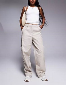 ASOS DESIGN – Horseshoe – Mockafärgade, figursydda jeans med cargoficka | ASOS