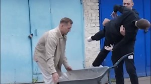 “别害怕，他只是新款机器人”