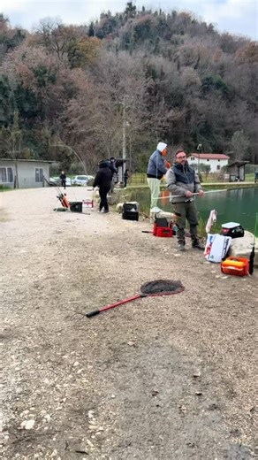 @lagoilpescatore on Instagram: "EDO ALL’ESTRAZIONE DI FINE EVENTO 🥳 #lagoilpescatore #ninghèlimattitá #trota #lago #pescare"