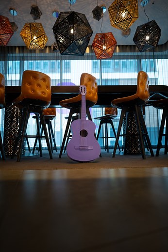 Infinite designs - one constant: 🎶🎶🎶! Join us at Jaz in the City Stuttgart for the perfect tune. #jazinthecitystuttgart #jazinthecity #stuttgart #builtbymusic #interiordesign #hotel #hotelstuttgart #cinematography #photography #music | Jaz in the City