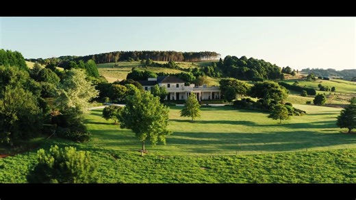 一座 2000 平方米的现代奢华杰作，灵感源自标志性的 19 世纪新帕拉第奥式豪宅 Henrietta Villa