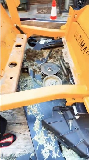 Mower Deck Clean Up DIY 😉🧼🍃🚜#lawnmowers #diy #cubcadet