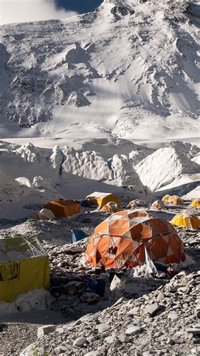 Le surnom de Kilian Jornet pour les sherpas du camp de base de l’Everest : Monkey ! 🐒 En référence à ses habilités hors-normes en montagne. 👉 Le film PATH TO EVEREST est disponible sur Uptrack | Uptrack