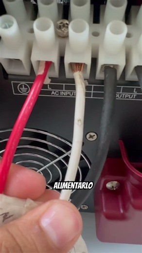 Puertos de conexión inversor híbrido solar todo en uno must