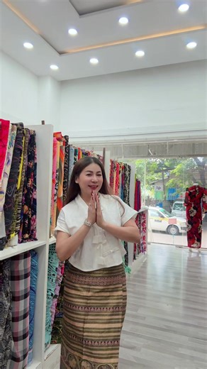 ကတက်သလိူလေး ကပြမယ် ရှမ်းအက မတတ်တော့ ချစ်တဲ့ စိတ်လေးနဲ့ ကြည့်ပေးပါရှင့် Designer နှင်းလွန်းအိမ် ရွှေရုပ်လွှာ fashion အမှတ် ၂၁ အောင်သပြေလမ်းနှင့် မအူပင်လမ်း(တို)ထောင့် မြေညီထောင့်ခန်း စမ်းချောင်းမြို့နယ်ရန်ကုန်မြို့( ကျွန်းတောလမ်းမကြီးနှင့်အပြိုင်အတွင်းလမ်း ) Facebook page. Shwe Yoke Lwar Silk & Fashion Design page messenger နှင့် viber နံပါတ် 095000198မှာ(viber)ယူနိုင်ပါတယ်ရှင့် ကျန်တဲ့နံပါတ်နဲ့ တွေက အလိမ်တွေပါနော် Tiktok active မဖစ်ခဲ့ရင် သိချင်တာလေးတွေကို Viber (095000198)က ဆက်သွယ်မှာယူနိုင်ပါတ
