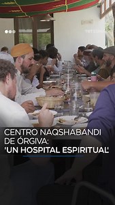 En un rincón de Órgiva, al sur de España, una comunidad musulmana se reúne para recordar, sanar y volver a lo esencial: poner a Dios en el centro. Aquí, el té compartido tiene tanto valor como la oración, y el trabajo cotidiano se convierte en un acto espiritual. Visitamos la Zawiyya Naqshbandi, donde el sufismo, la parte espiritual del Islam, se vive en comunidad, en cada gesto, en cada silencio. | TRT Español