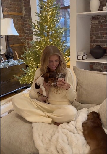 Keeping an eye on my new home and all the renovations has never been easier thanks to @ecobeehome — especially with all my holiday travel coming up. Treat yourself to the gift of a smarter home this season.🎁✨ #ecobeesmarterhome #ad