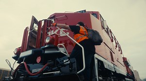 Advancing from train conductor to locomotive engineer in just three years, Thadd Collins knows that railroading takes you places. Based in Kansas City, Mo., Thadd is a proud railroader who embraces challenges and seizes new opportunities. He views railroading as a challenging but fulfilling profession, finding a deep sense of pride and purpose in the daily demands of the job. “We’re here to make a difference, to keep the wheels turning no matter what, without ever compromising on safety,” Thadd 