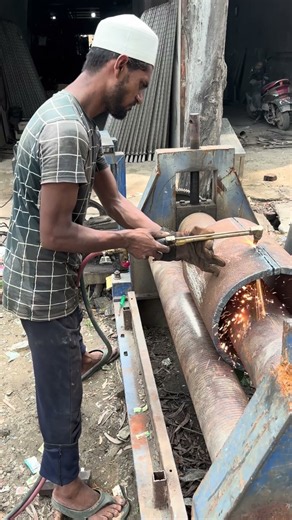 Resizing a steel pipe to 350 MM #engineering #steel #fabrication #work #video