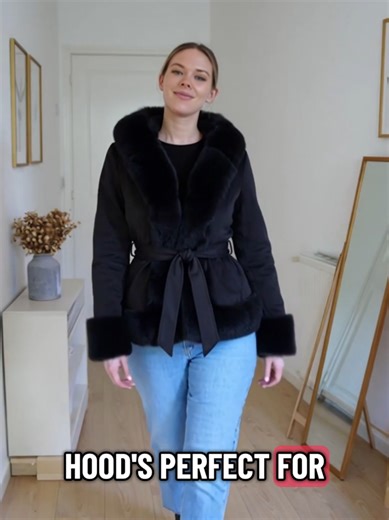 Snug, stylish, and perfect for winter! ❄️ This plus-size faux fur patchwork coat comes with a belt and hood—ideal for commuting or casual days out.WinterFashion #PlusSizeStyle #CozyChic #FauxFurCoat #EverydayWarmth