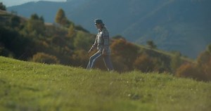 Femme marchant à travers une montagne : vidéo de stock (100 % libre de droit) 1091444019 | Shutterstock