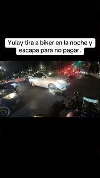 Famoso youtuber avienta a biker en la carretera de noche y escapa.
