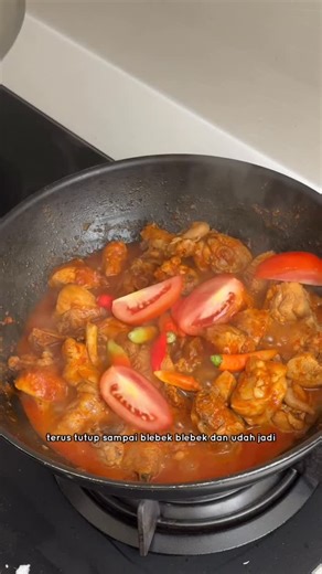 Janisandbibu on Instagram: "sungkem enak banget! pertama kali bikin langsung jatuh cinta sama Ayam Gongso 🥹❤️ 1kg Ayam (rebus 10 menit, sebelum rebus marinasi 2sdm garam dan 1pcs jeruk nipis,bersihkan dan rebus) bumbu halus : 8 pcs bawang putih 6 pcs kemiri 6 pcs cabe rawit 4 pcs cabe keriting merah sejempol/2-3cm jahe Bahan tambahan : 5 pcs bawang merah (untuk menumis) 2 sdm saus tiram 3 sdm kecap manis 2 sdm gula merah 5 pcs cabe rawit utuh 1 pcs tomat Garam secukupnya Kaldu Jamur secukupnya 