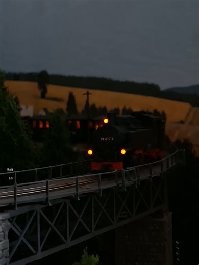 Der letzte Abend Zug! Mit 99 1777 ein letztes Mal an diesem Tag in die Steigung 👀🔊 #modellbahn #fyp #h0 #h0e #schmalspurbahn @𝕾𝖈𝖍𝖒𝖆𝖑𝖊 𝕾𝖕𝖚𝖗 @Tobi6001 📸🎬 @EISENBAHN UND SO WEITER @Steeltrain📸 @99 1786-5 @Train Spotter🚂 @Keine Ahnung @𝔉𝔦𝔩𝔷𝔰𝔱𝔦𝔣𝔱 📸