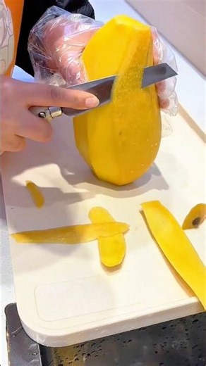 The Process of Peeling and Preparing Mangoes for Serving #shorts