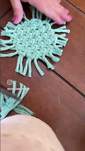 Easy peasy macrame coaster using the square knot.